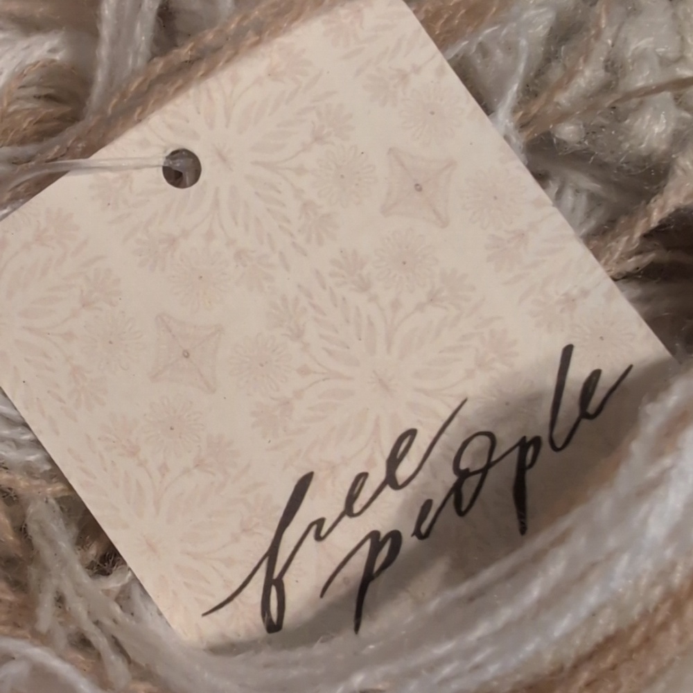 Free People Revelry Cable Poncho, NWT, Gorgeous In Toasted Marshmallow - Picture 3 of 3